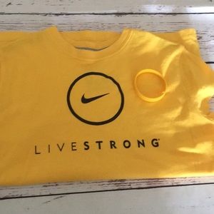 Nike Livestrong T-Shirt & Bracelet Set